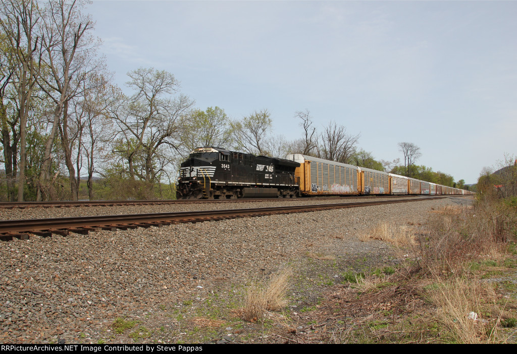 NS 3643 leading train 11N through Cove PA